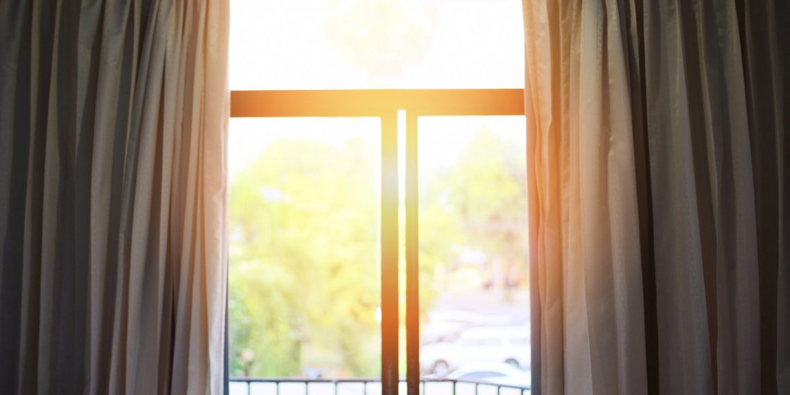 Rolety, firanki, zasłony – czym udekorować okna?
