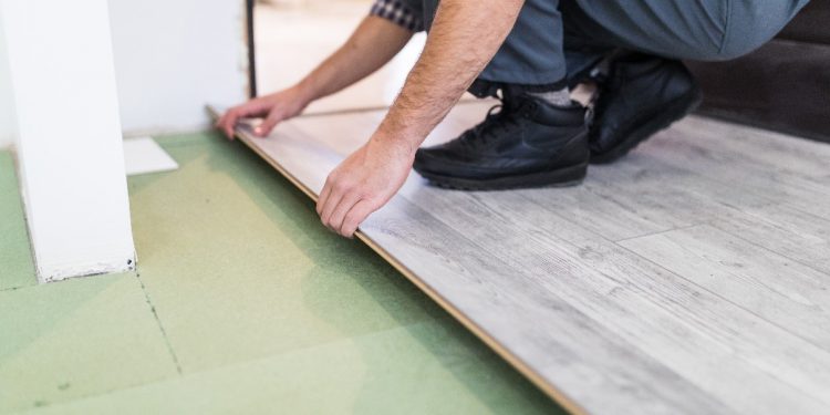Montaż paneli podłogowych krok po kroku