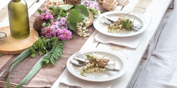 Wiosenne dekoracje na stół – zobacz, jak ożywić wnętrze