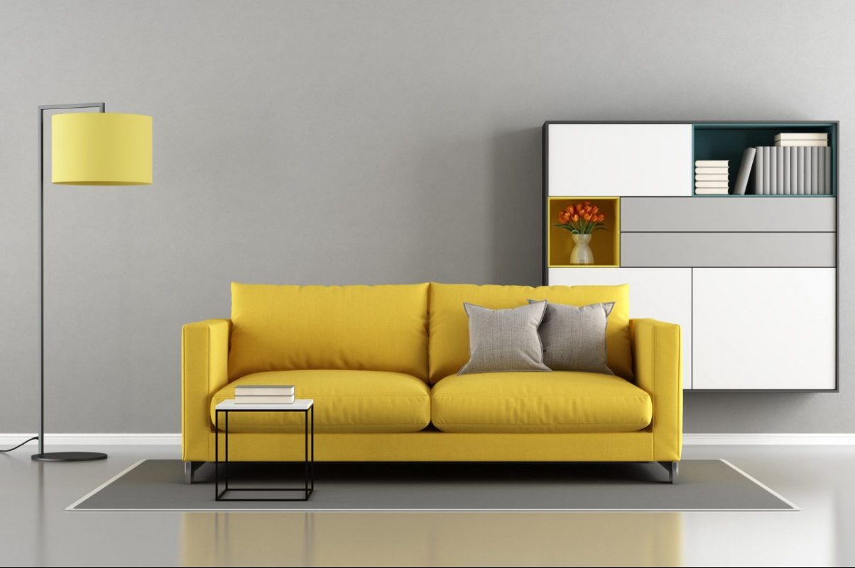 Żółta kanapa w salonie – z czym łączyć?