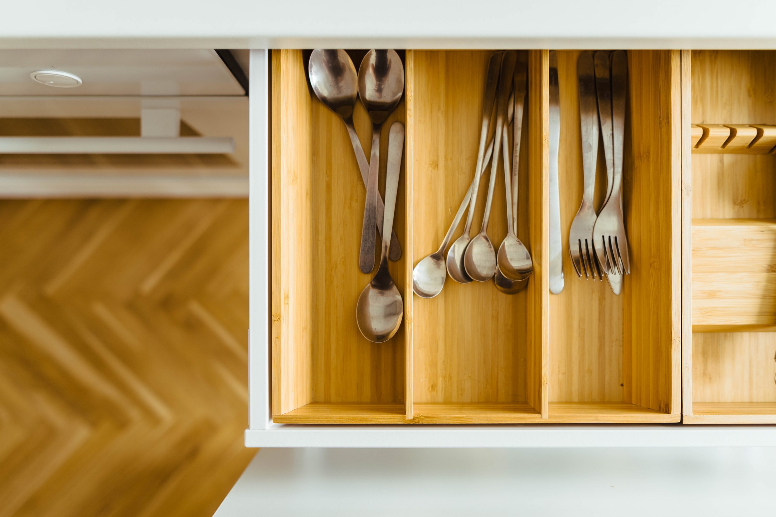 Organizacja szuflad kuchennych – jak uporządkować drobiazgi?