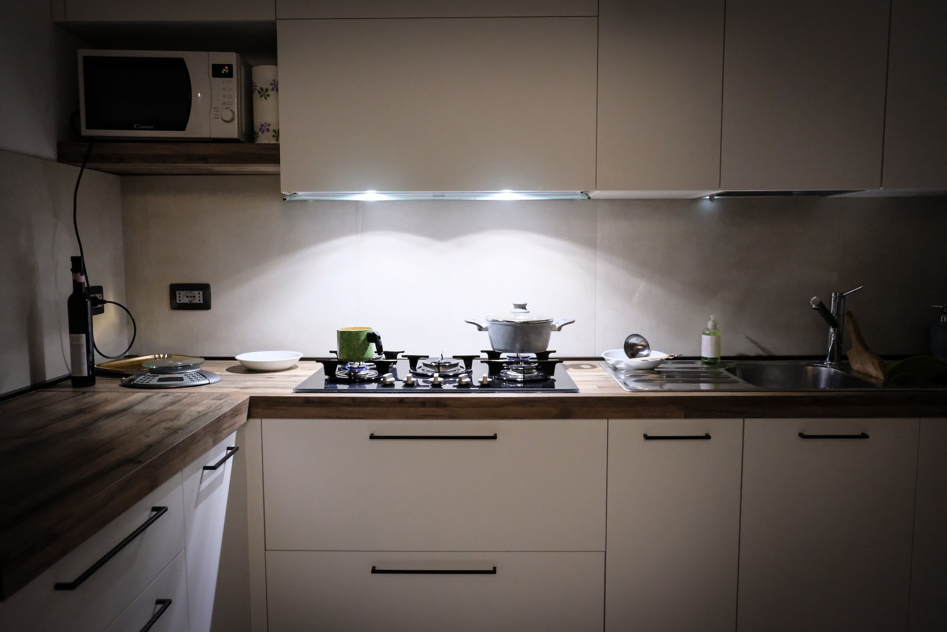 Oświetlenie nad blatem roboczym – jakie sprawdzi się najlepiej w Twojej kuchni?