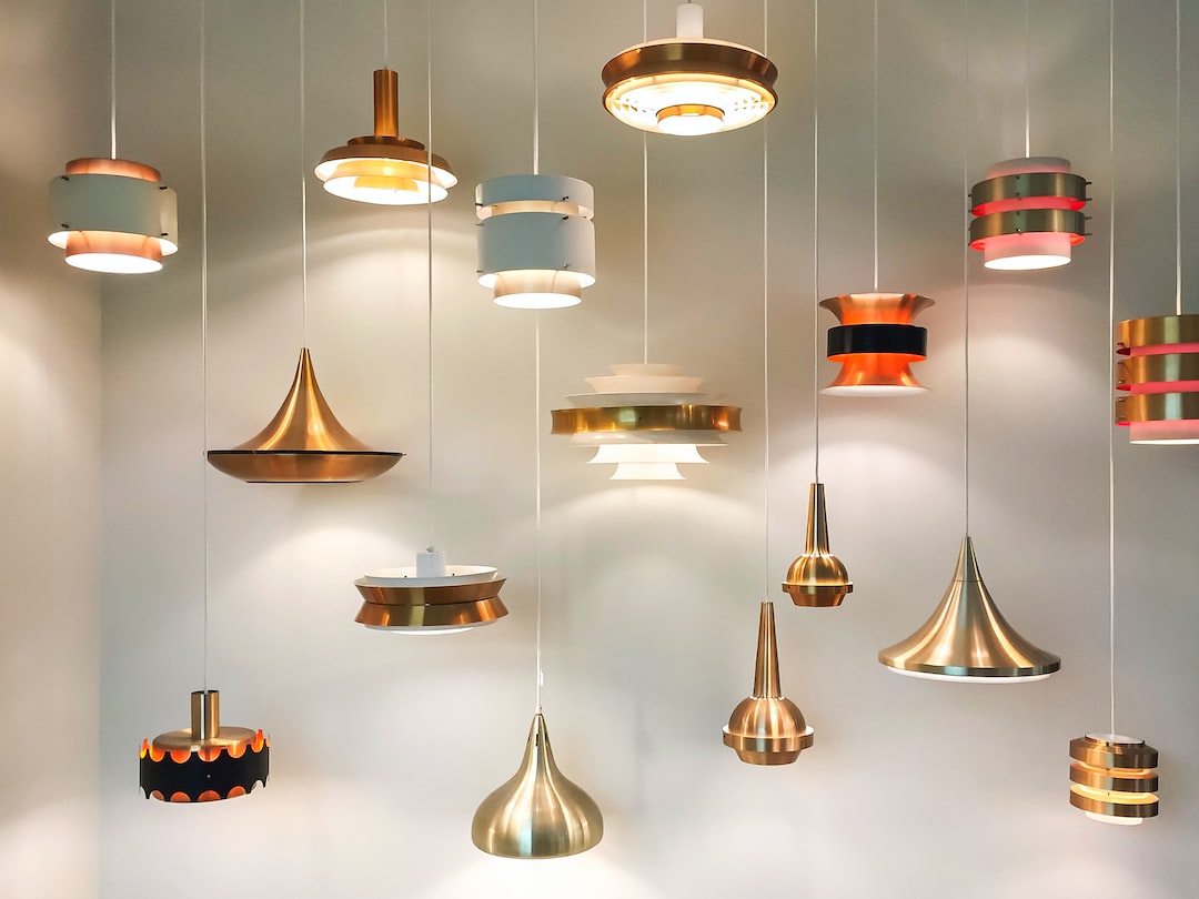 Jakie lampy sufitowe dobrze wyglądają w nowoczesnym salonie?