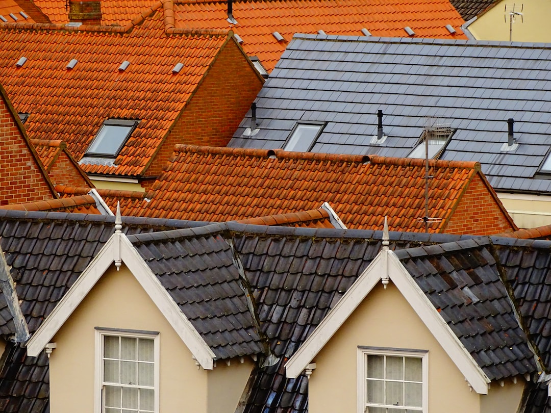 Jak regularne czyszczenie i impregnacja dachu wpływają na jego żywotność?