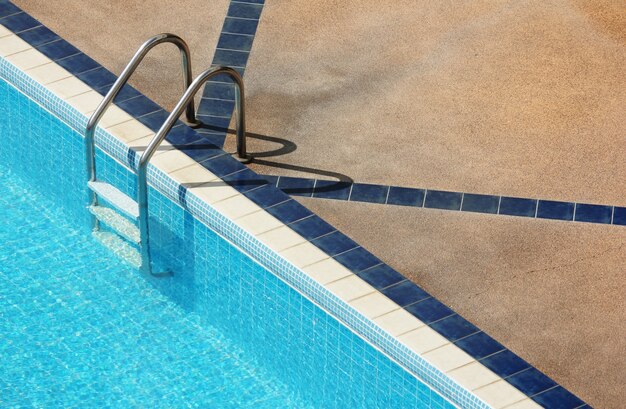 Jak utrzymać czystość w basenie – metody i urządzenia